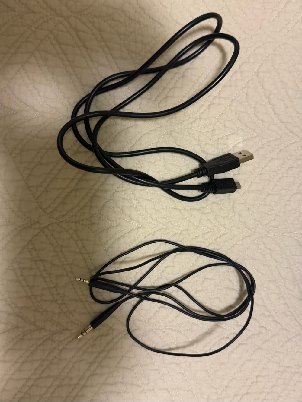 Bose Over-Ear Wireless Headphones with Carry Case - Picture 4 of 4